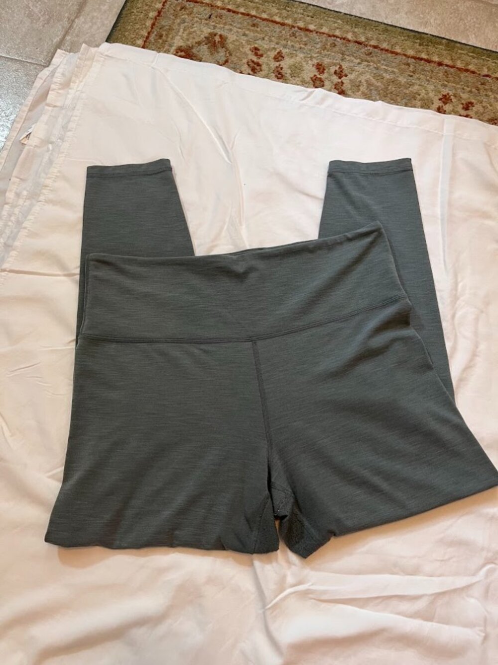 Athleta High Waisted Salutation Stash 7/8 Leggings Gray